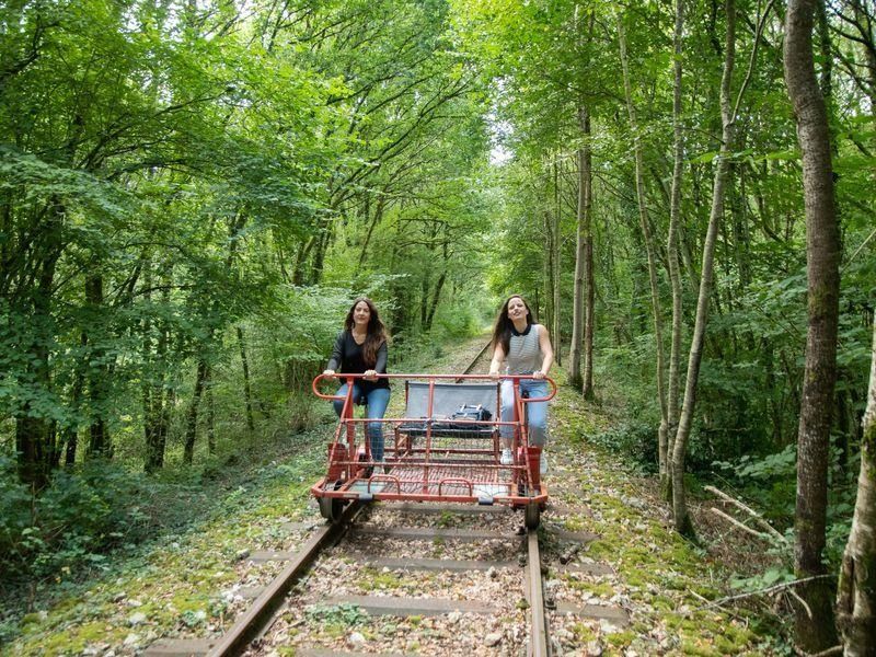 Vélo-rail en soirée