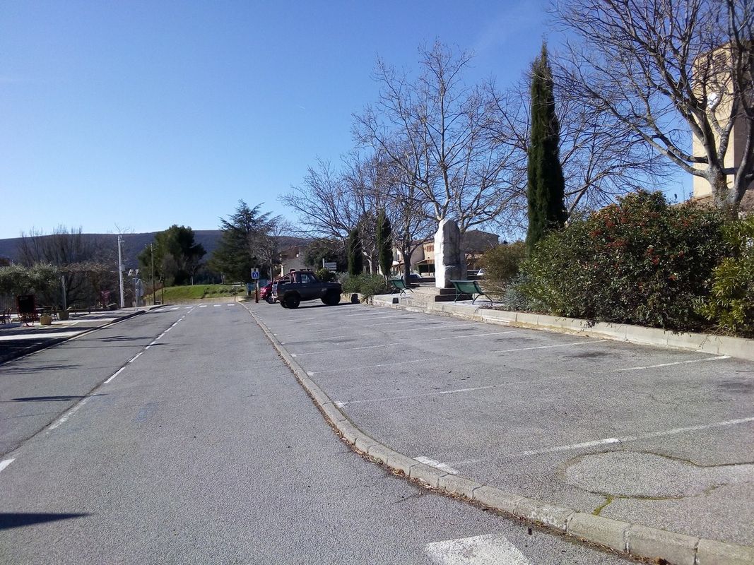 Second parking Avenue de Bocouenne - headstone side